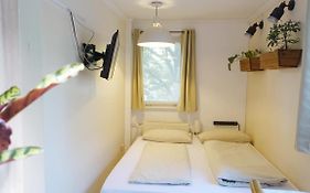 1 Zimmer In Wohngemeinschaft, Netflix, Premium Kabelfernsehen, Kueche